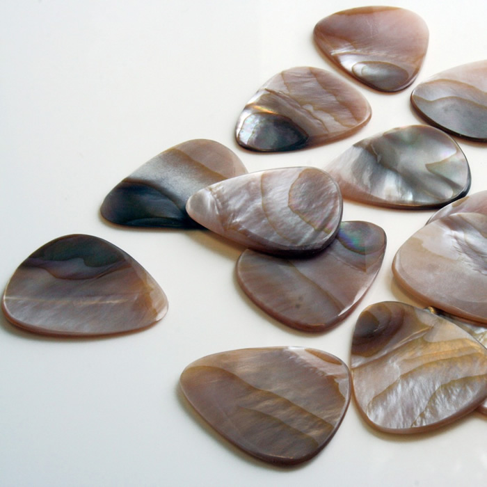 Timber Tones Shell Tones – 4 Plettri In Madreperla (nera, Acqua Dolce, Oro E Conchiglia) In Contenitore Di Latta, Spessore 2,5 Mm