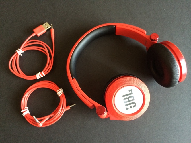 Наушники заряд. JBL e40bt. JBL e40bt зарядка. Headphone JBL e40. Наушники JBL Е 40 БТ.